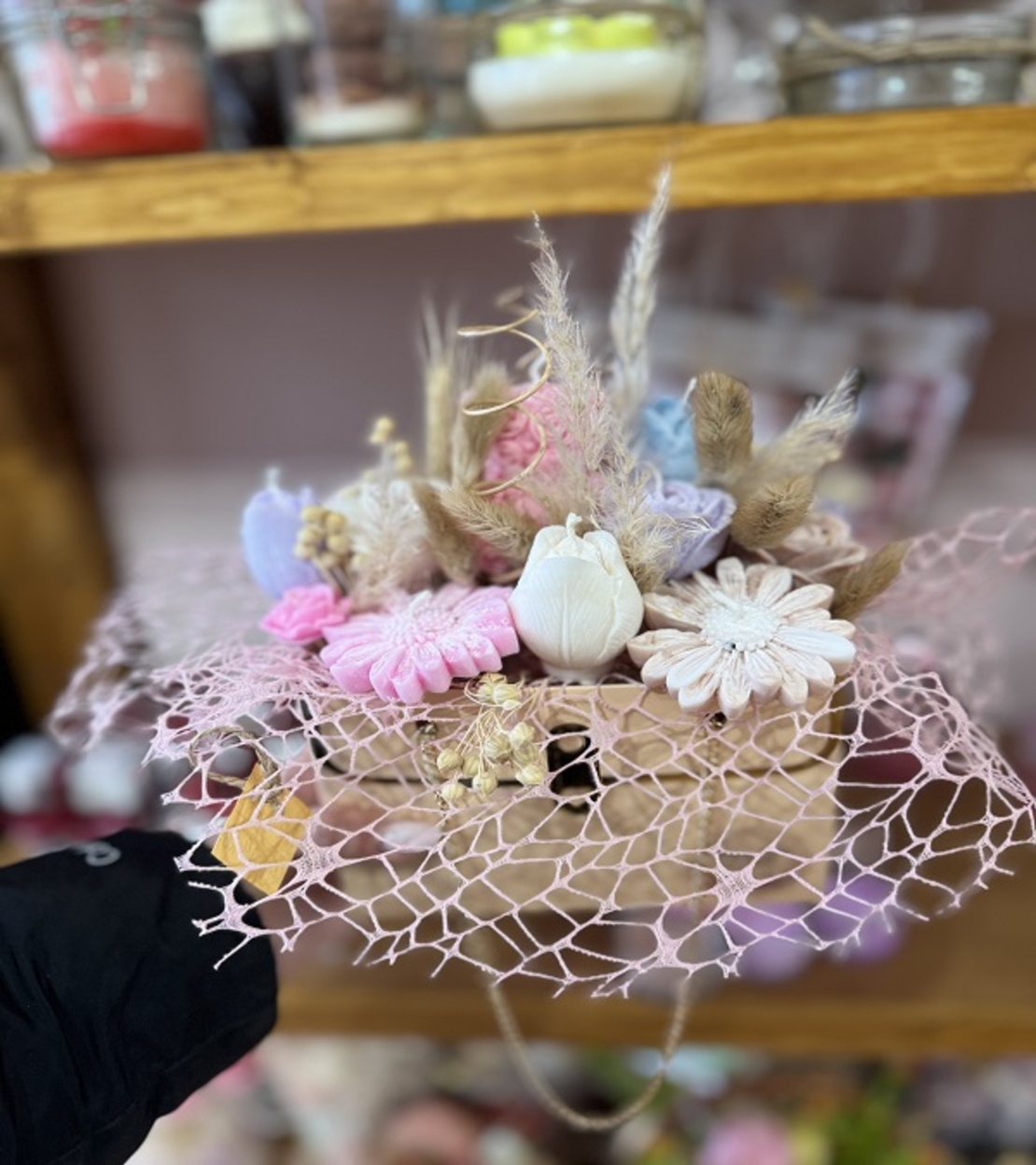 Аранжиран букет от ароматни свещи – „Бохо пастел“ (Ръчна изработка в кутия-чанта)