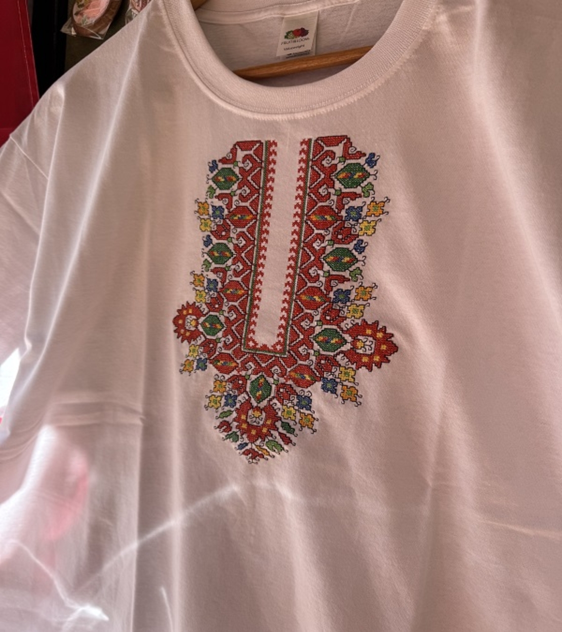 Мъжка памучна тениска с богата многоцветна бродерия „Царска шевица“