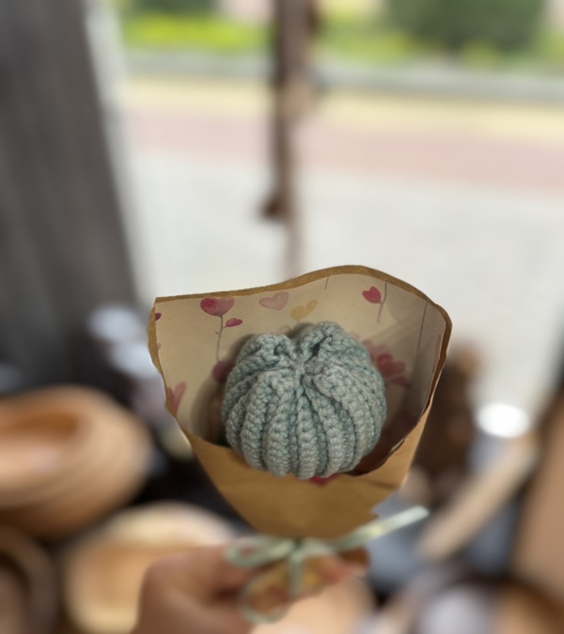 Ръчно плетено лале в малка декоративна опаковка – Избор от 7 цвята