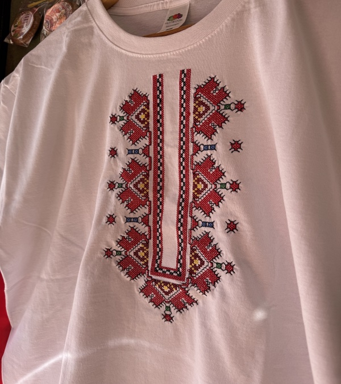 Мъжка памучна тениска с бродирана българска шевица – Модел „Юнак“