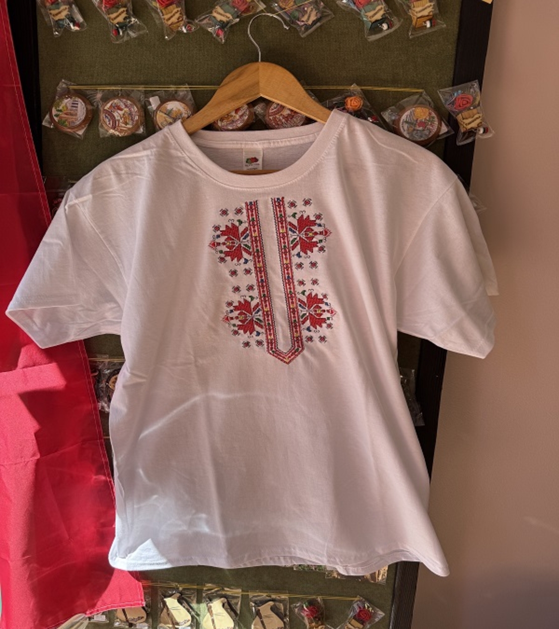 Мъжка памучна тениска с фина многоцветна шевица – Бяла