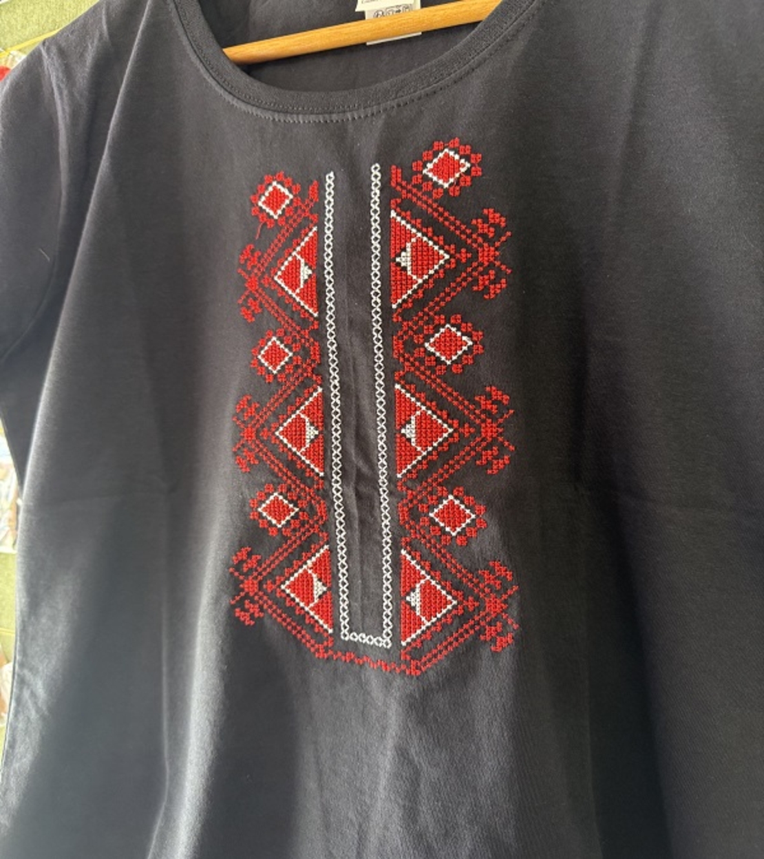 Черна дамска памучна тениска с бродирана шевица – Модел „Елбетица Класик“