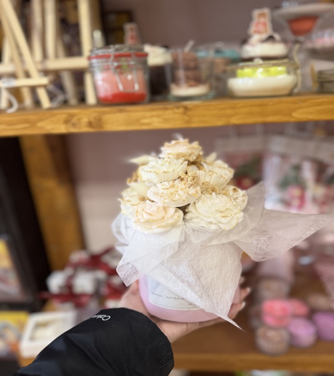 Ръчно изработен аранжиран букет от ароматни свещи – „Бяло и злато“ (Елегантност в розово канче)