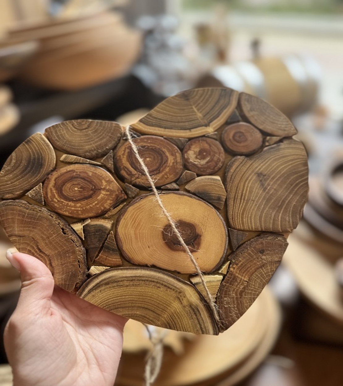 Подложка с дървена мозайка за сервиране-сърце