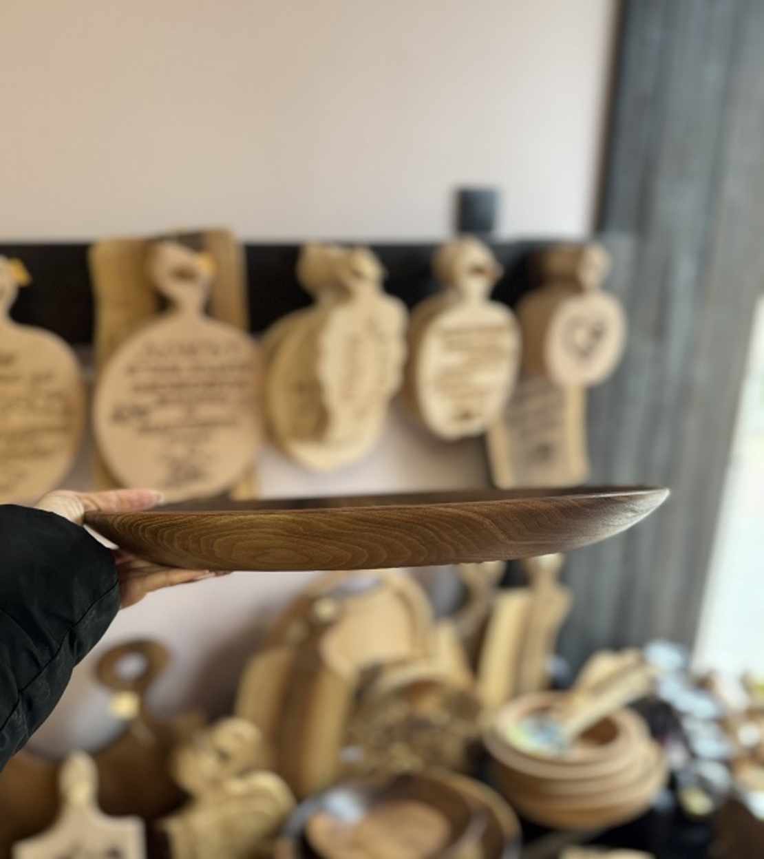 Ръчно изработена дървена чиния от орех