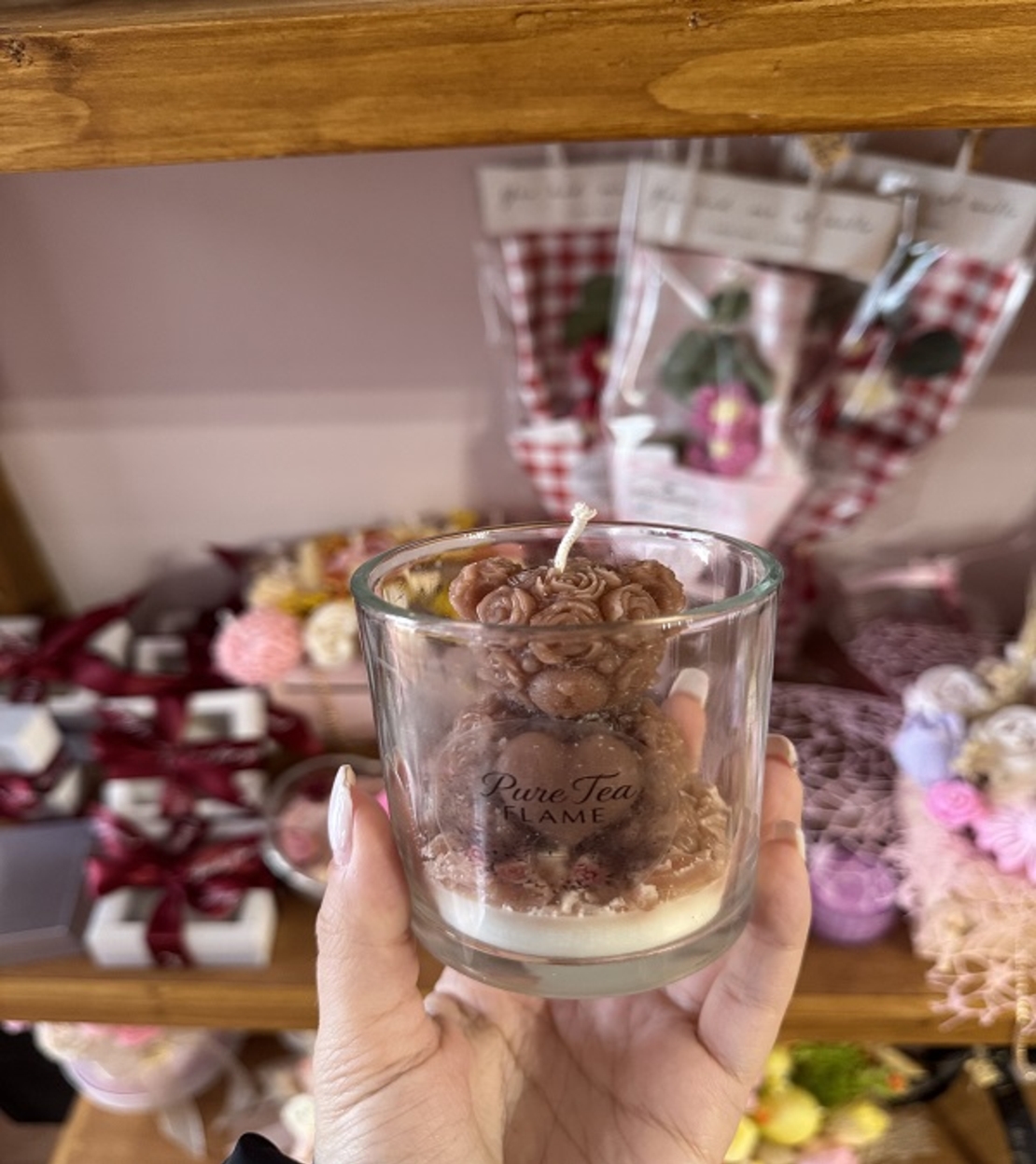 Ръчно изработена ароматна свещ „Мече от рози“ в стъкло – серия „Pure Tea Flame“