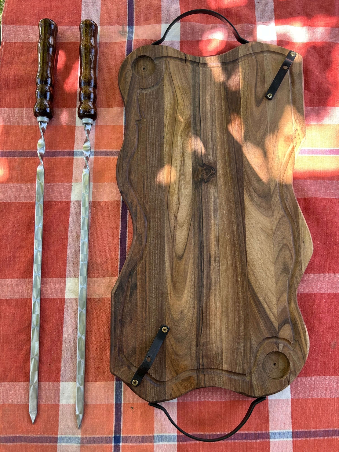 Дървена дъска с шишове за барбекю