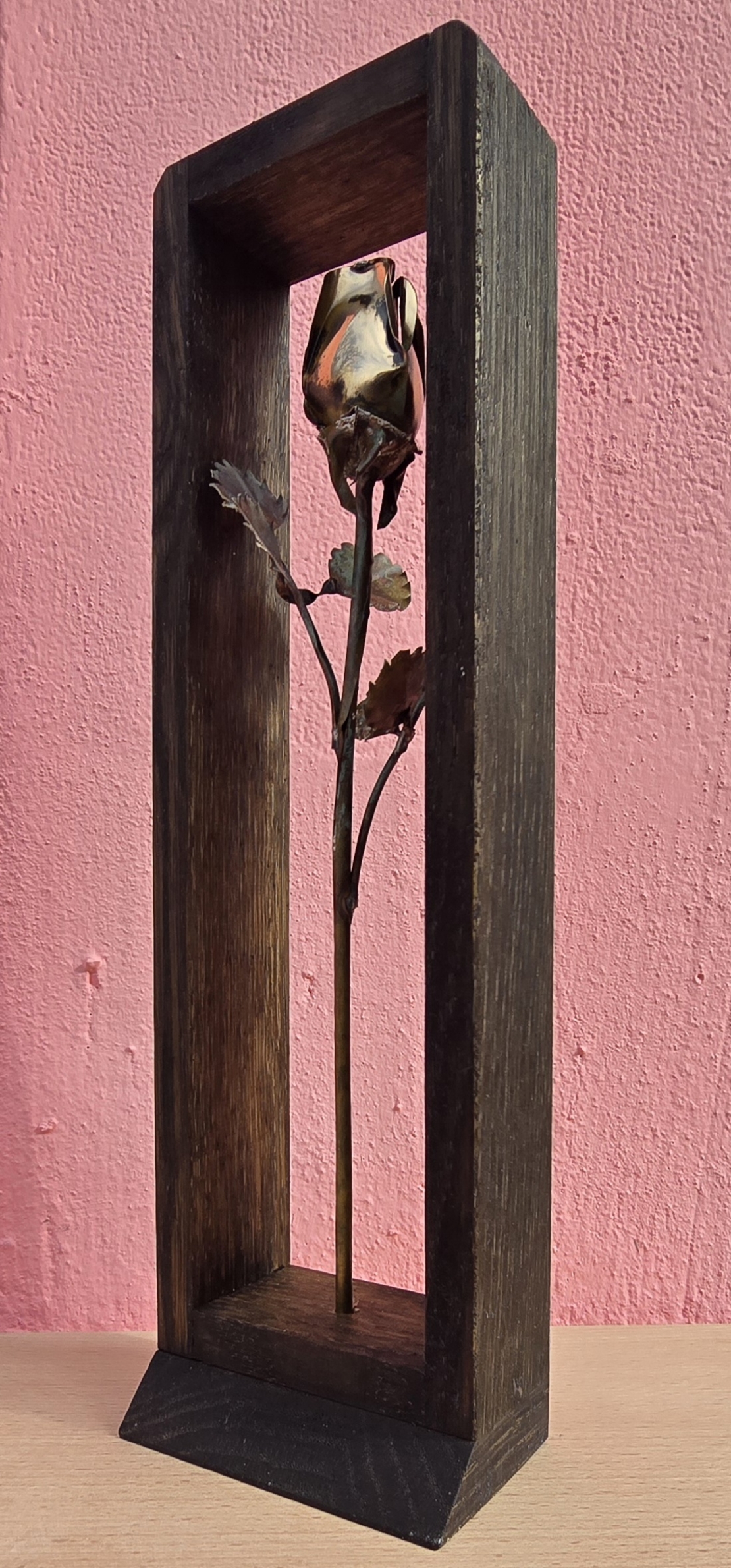 Метална роза в дървена рамка