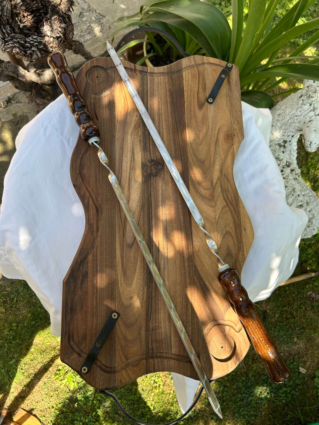 Дървена дъска с шишове за барбекю