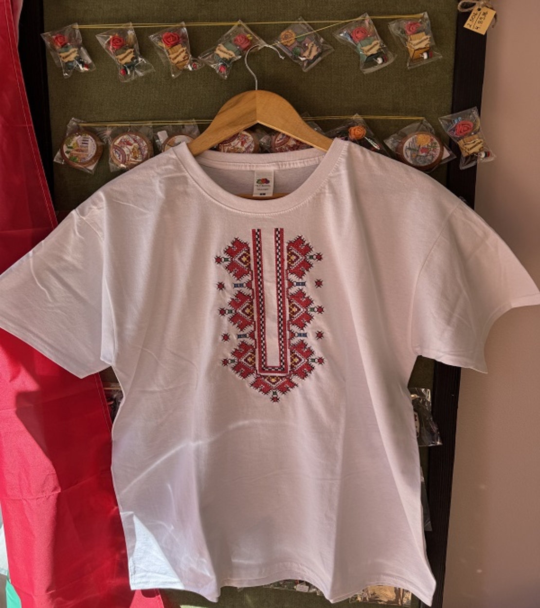 Мъжка памучна тениска с бродирана българска шевица – Модел „Юнак“