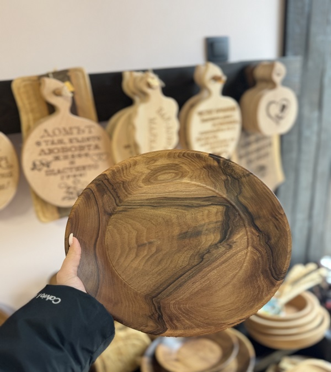 Ръчно изработена дървена чиния от орех