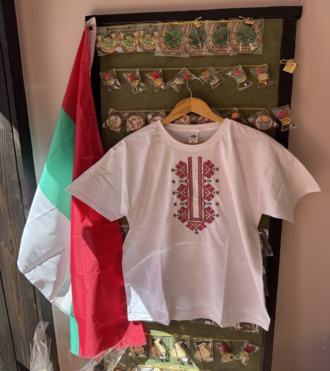 Мъжка памучна тениска с бродирана българска шевица – Модел „Юнак“