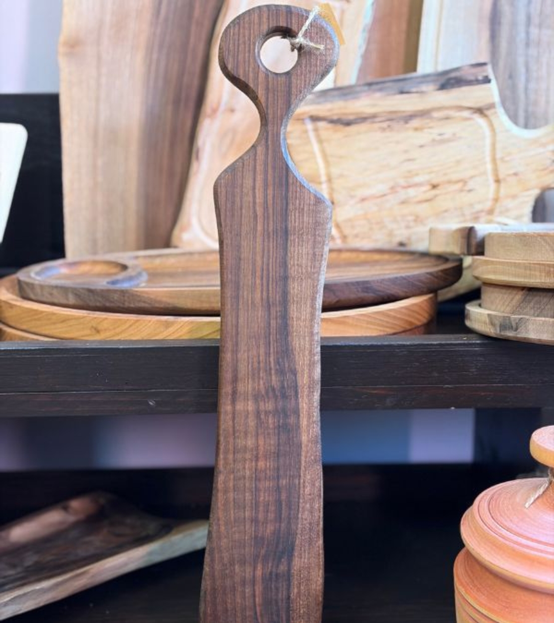 Ръчно изработена дървена дъска за сервиране с дръжка – орех