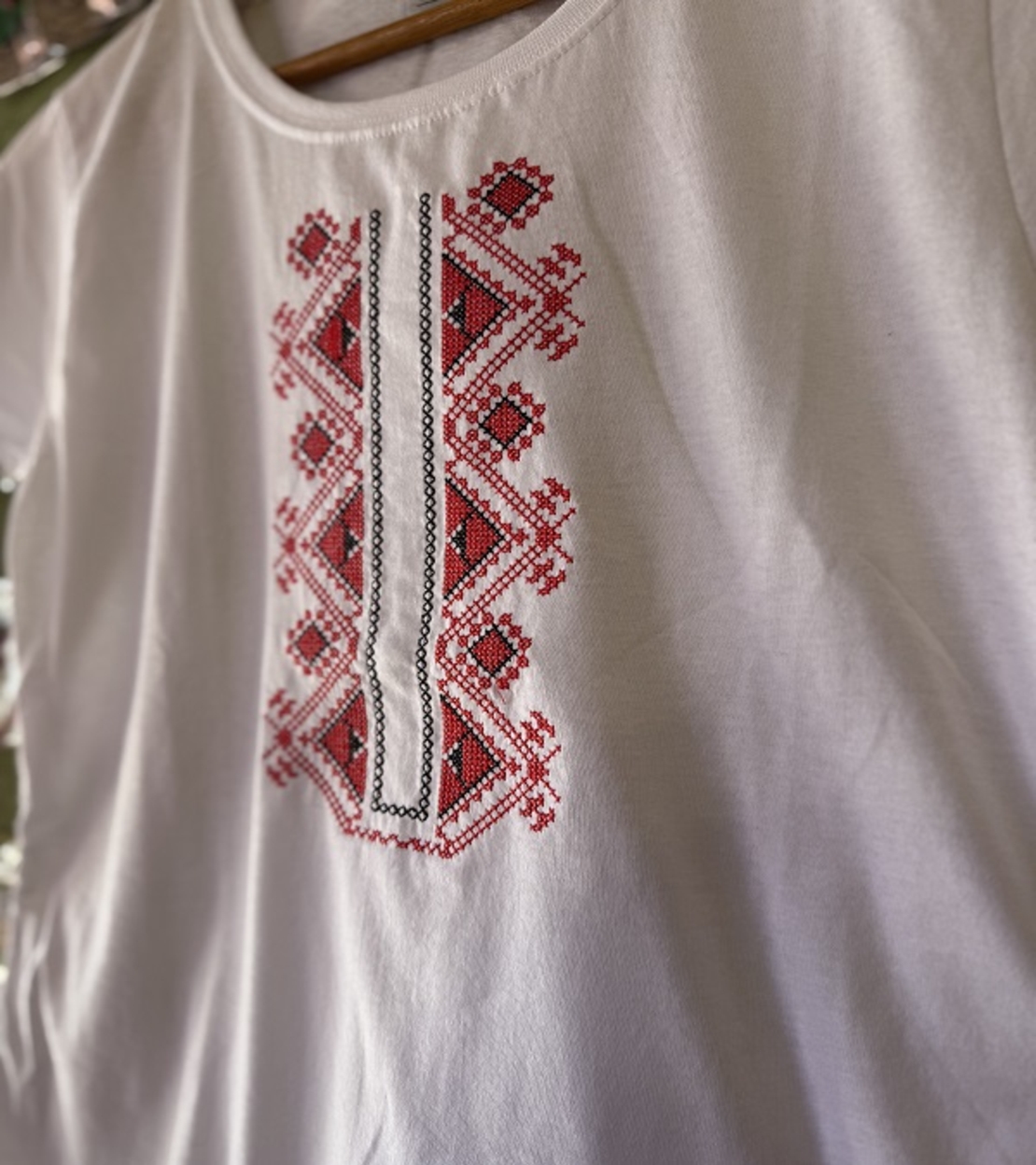 Дамска памучна тениска с бродирана българска шевица