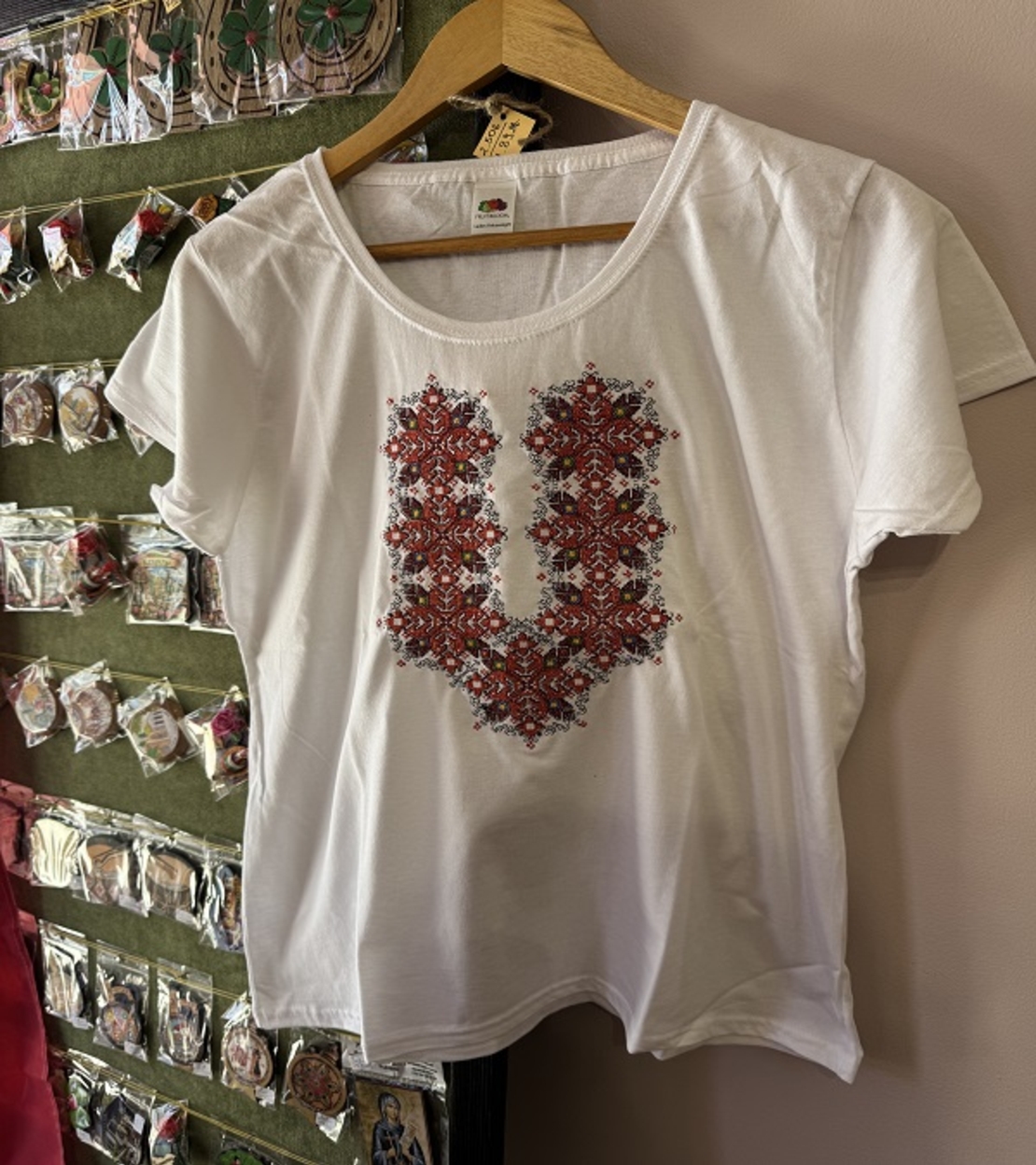 Дамска памучна тениска с богата U-образна бродерия „Фолклорно изкуство“