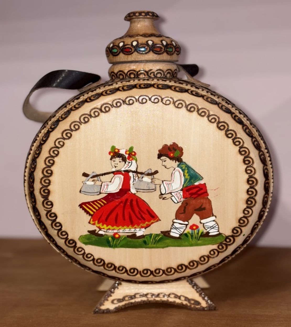 Дървена бъклица с народни мотиви