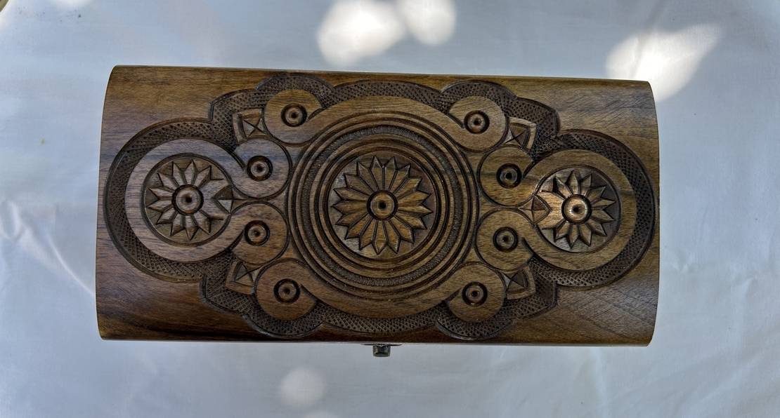 Голяма дървена кутия за бижута с гравюра