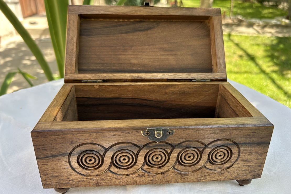 Голяма дървена кутия за бижута с гравюра
