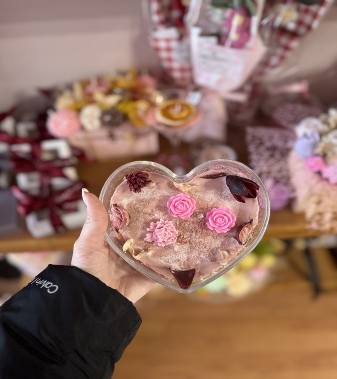 Ръчно изработена ароматна свещ „Цъфтящо сърце“ в кристална съдинка