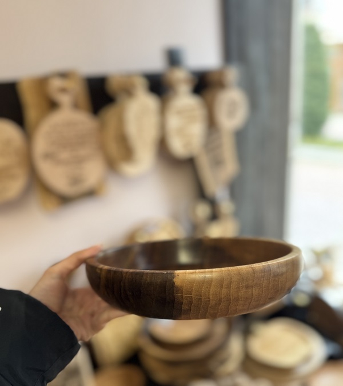 Ръчно изработена купа от масивен орех