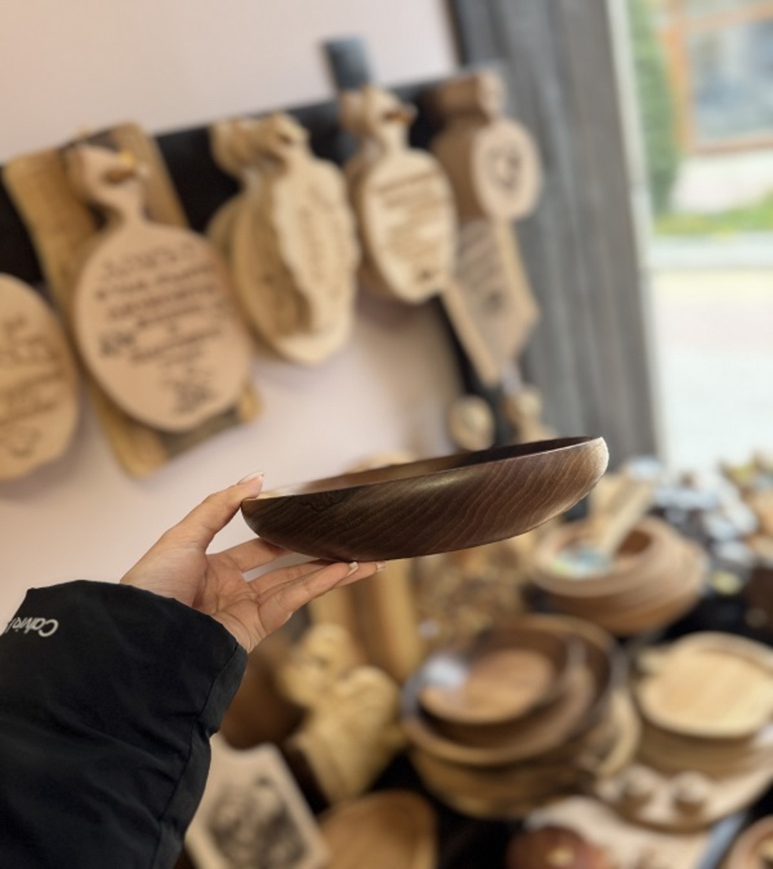 Ръчно изработена купа от масивен орех