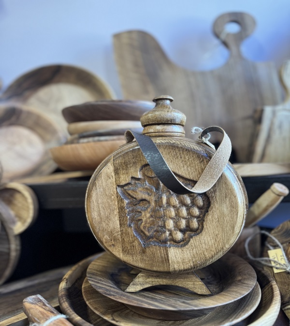 Ръчно изработена дървена бъклица с дърворезба „Грозде“