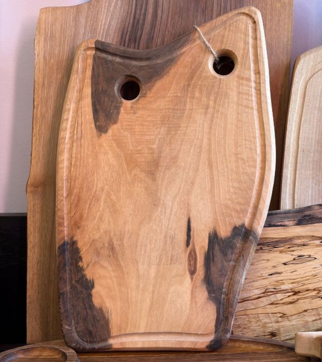 Ръчно изработена дървена дъска за сервиране от масивно дърво