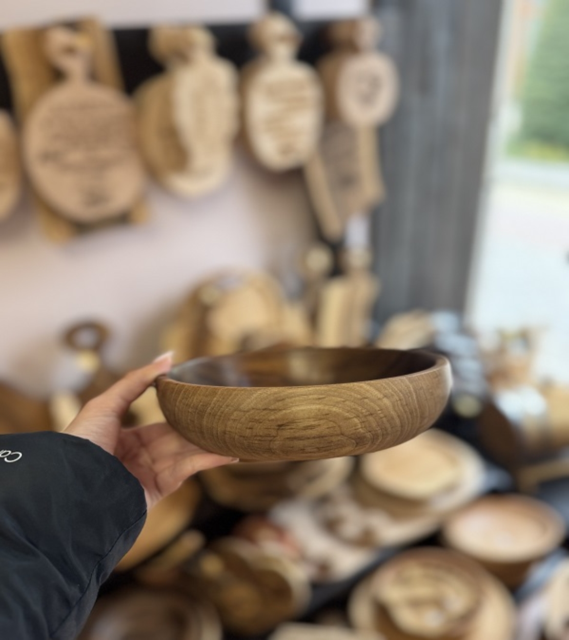 Ръчно изработена купа от масивен орех