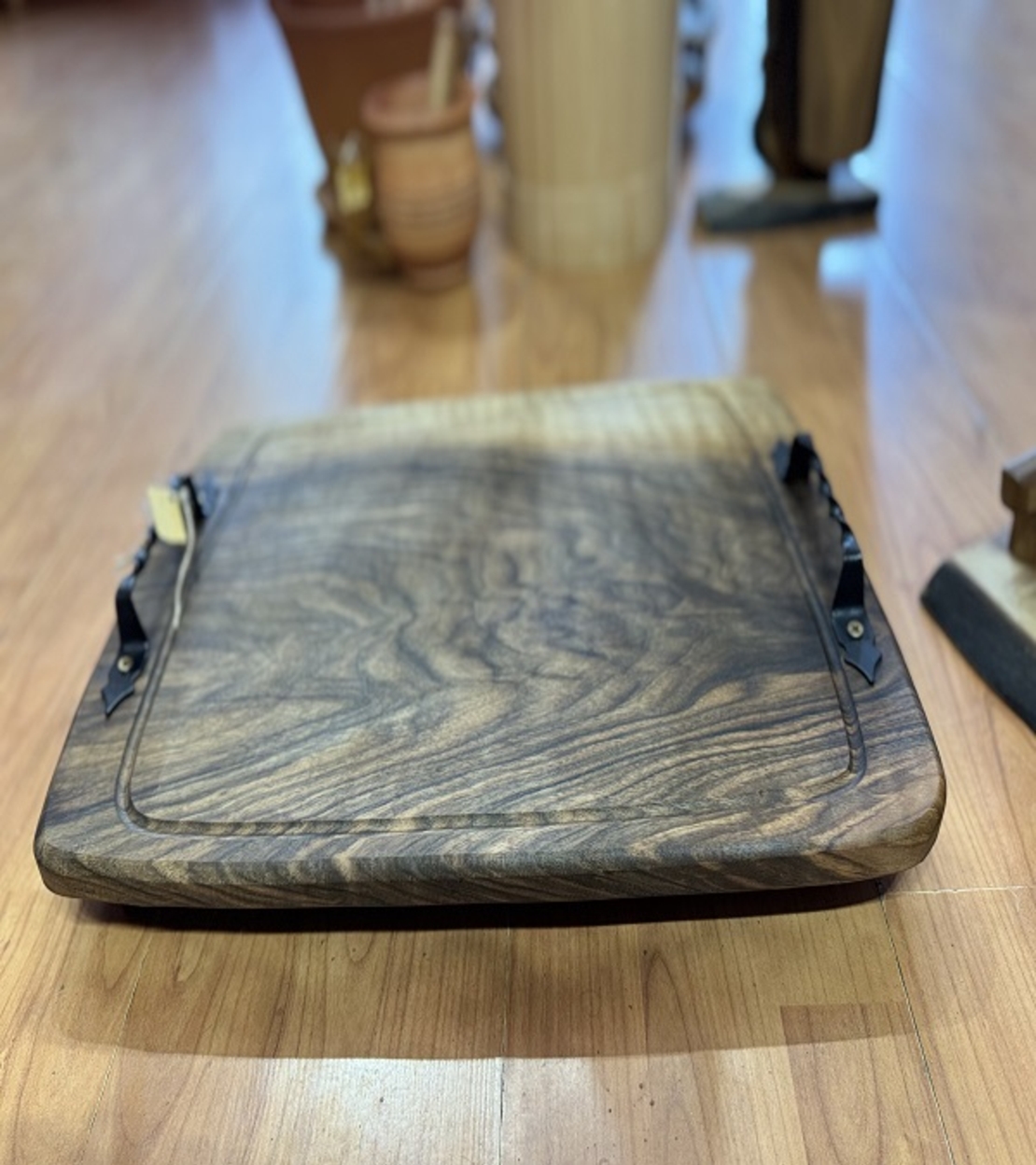 Дървен поднос с метални дръжки-орех