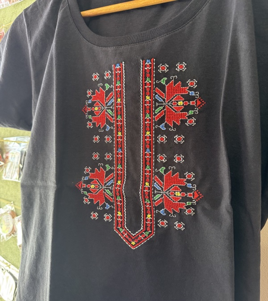 Черна дамска памучна тениска с детайлна многоцветна шевица – Модел „Нощна Елегантност“