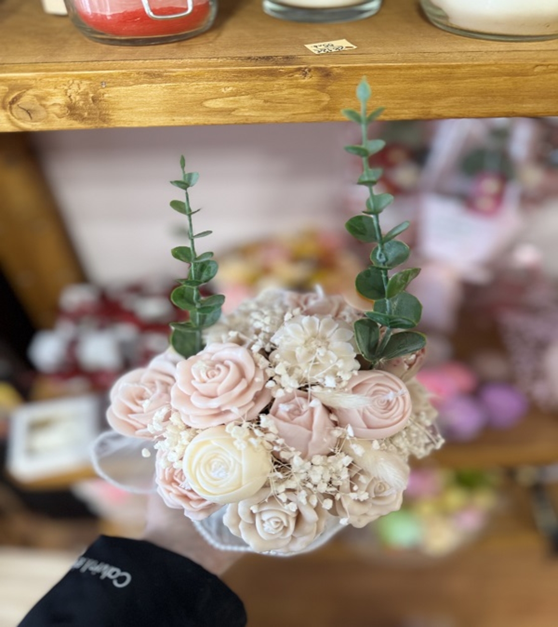 Луксозен аранжиран букет от ароматни свещи – „Нежна охра и сметана“ (Ръчна изработка)