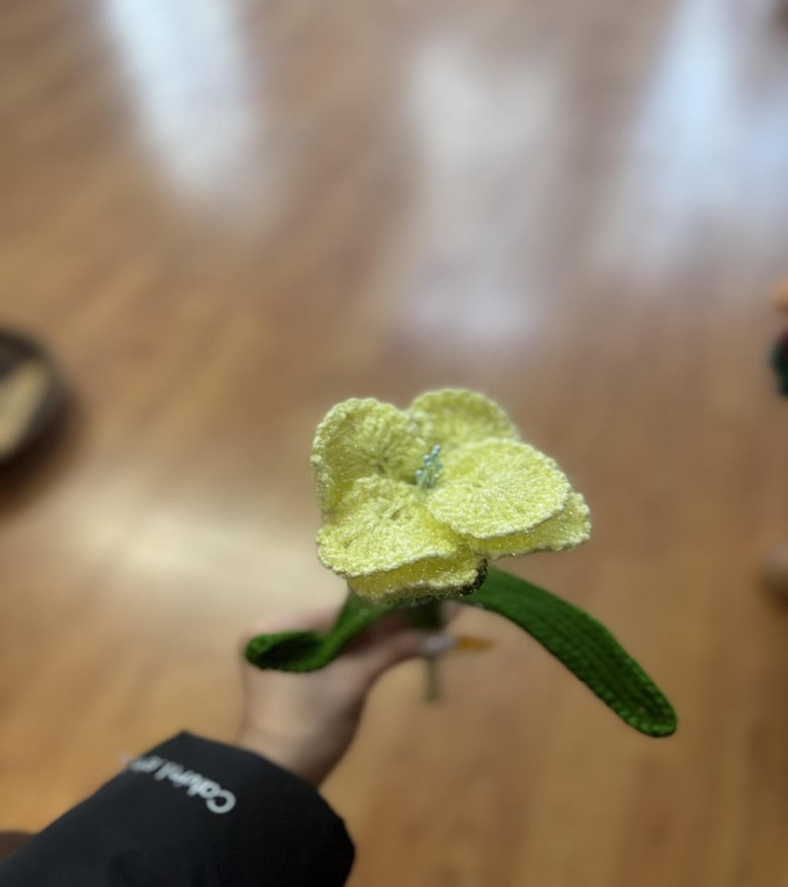 Ръчно плетена роза  – Детайлна изработка и наситени цветове