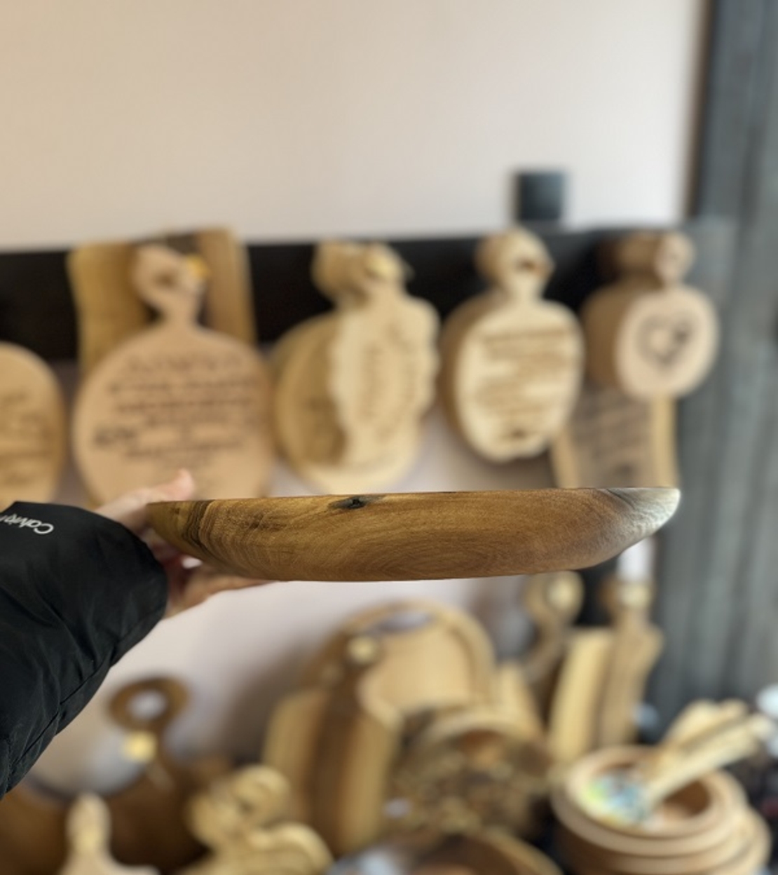 Ръчно изработена дървена чиния от орех