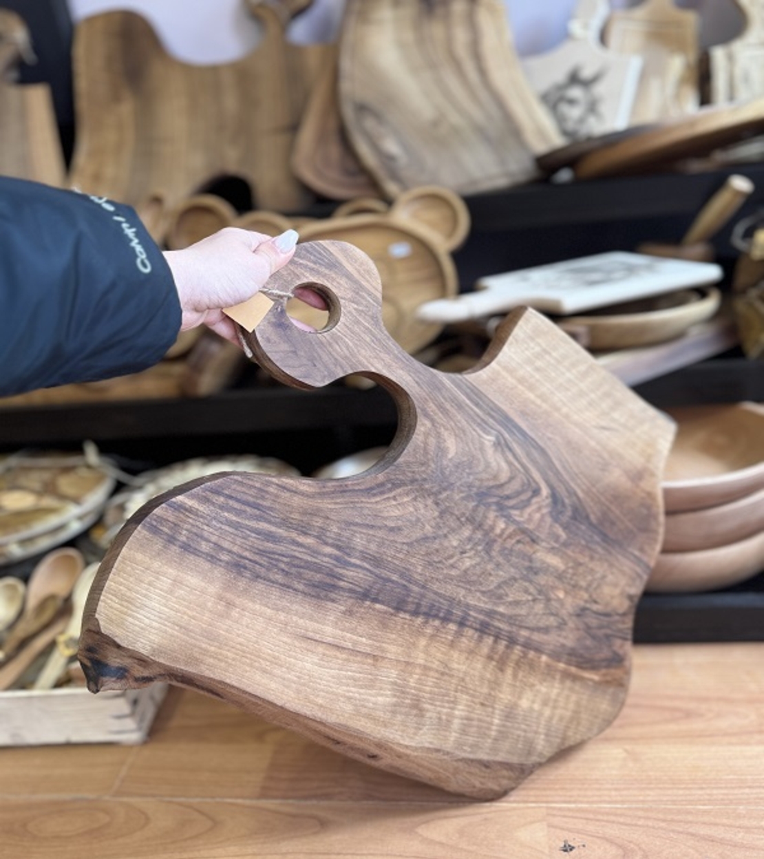 Ръчно изработена дъска от орех със естествена форма