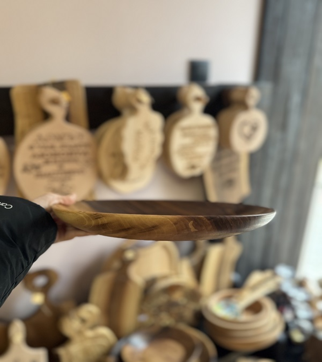 Ръчно изработена дървена чиния от орех