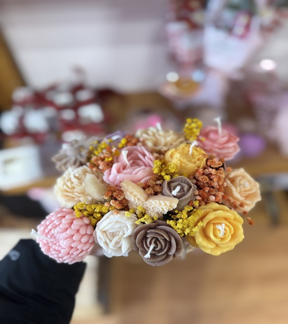 Аранжиран букет от ароматни свещи – „Розова мечта“ (Кутия-чанта в пастелни тонове)