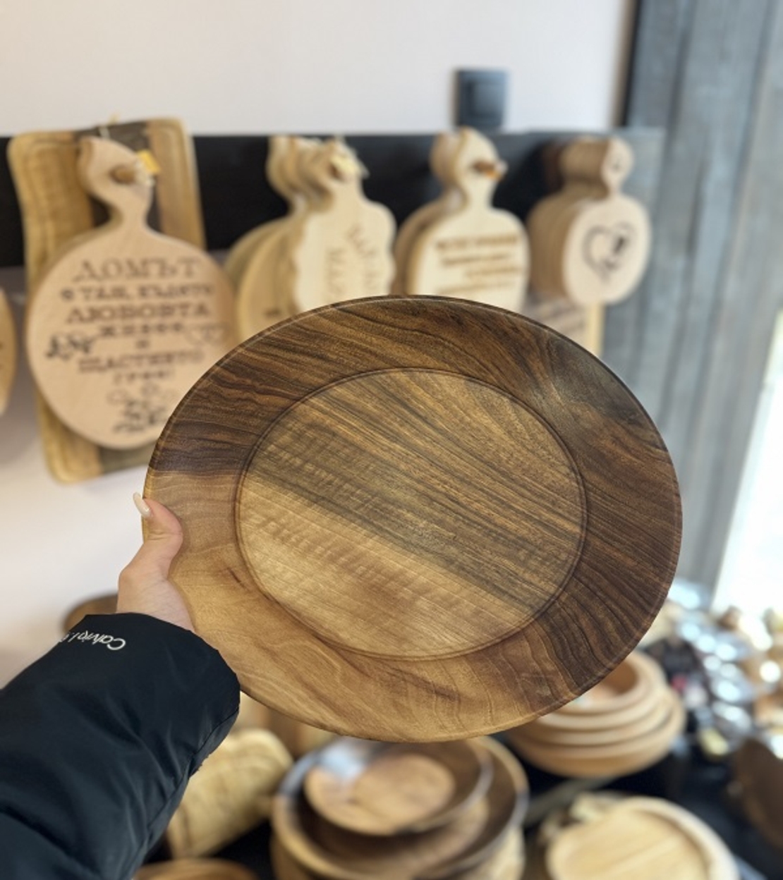 Ръчно изработена дървена чиния от орех