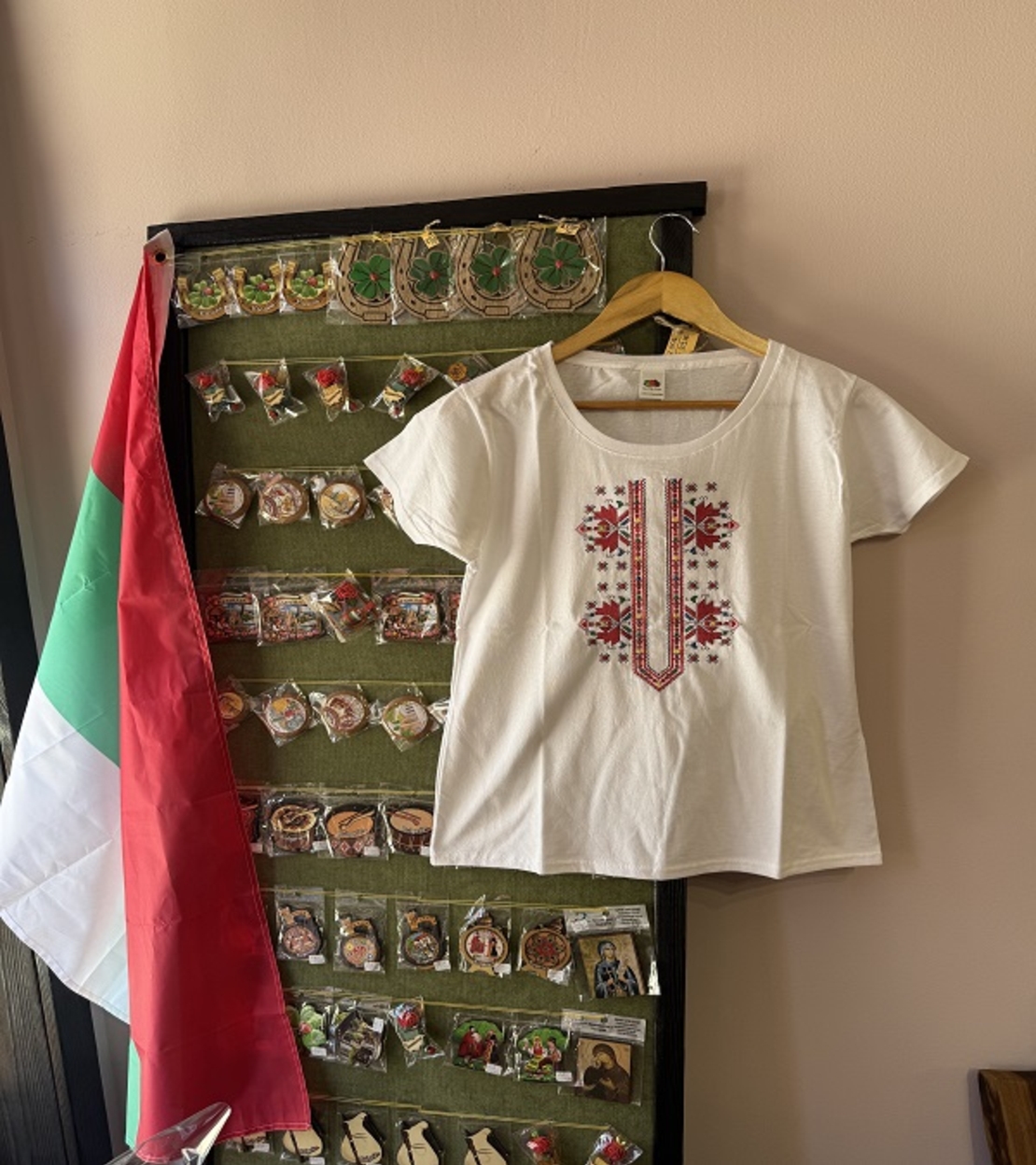 Дамска памучна тениска с детайлна многоцветна шевица – Модел „Прецизност“