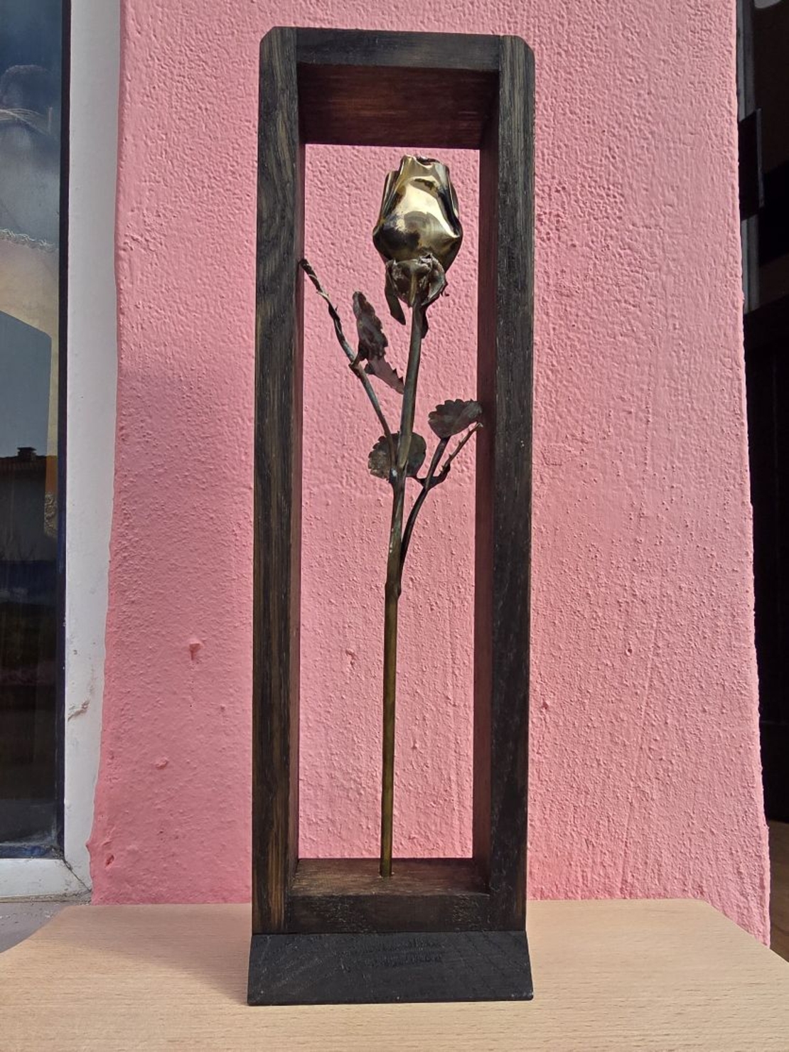 Метална роза в дървена рамка