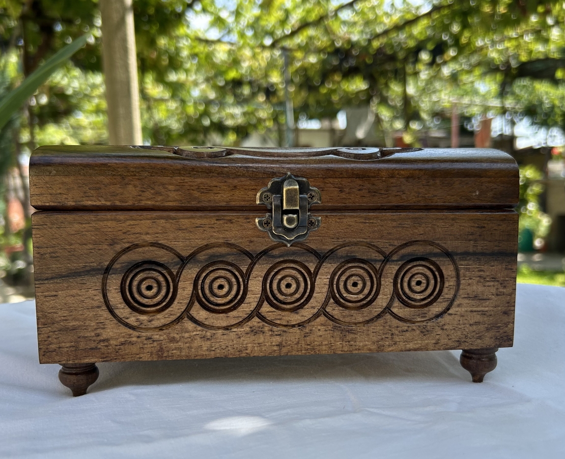 Голяма дървена кутия за бижута с гравюра