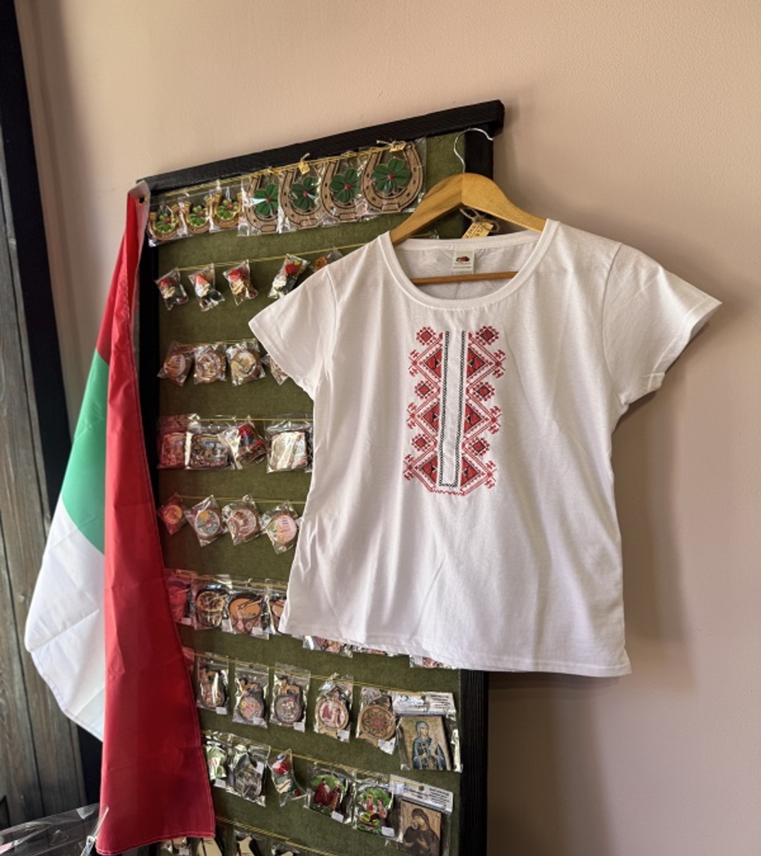 Дамска памучна тениска с бродирана българска шевица