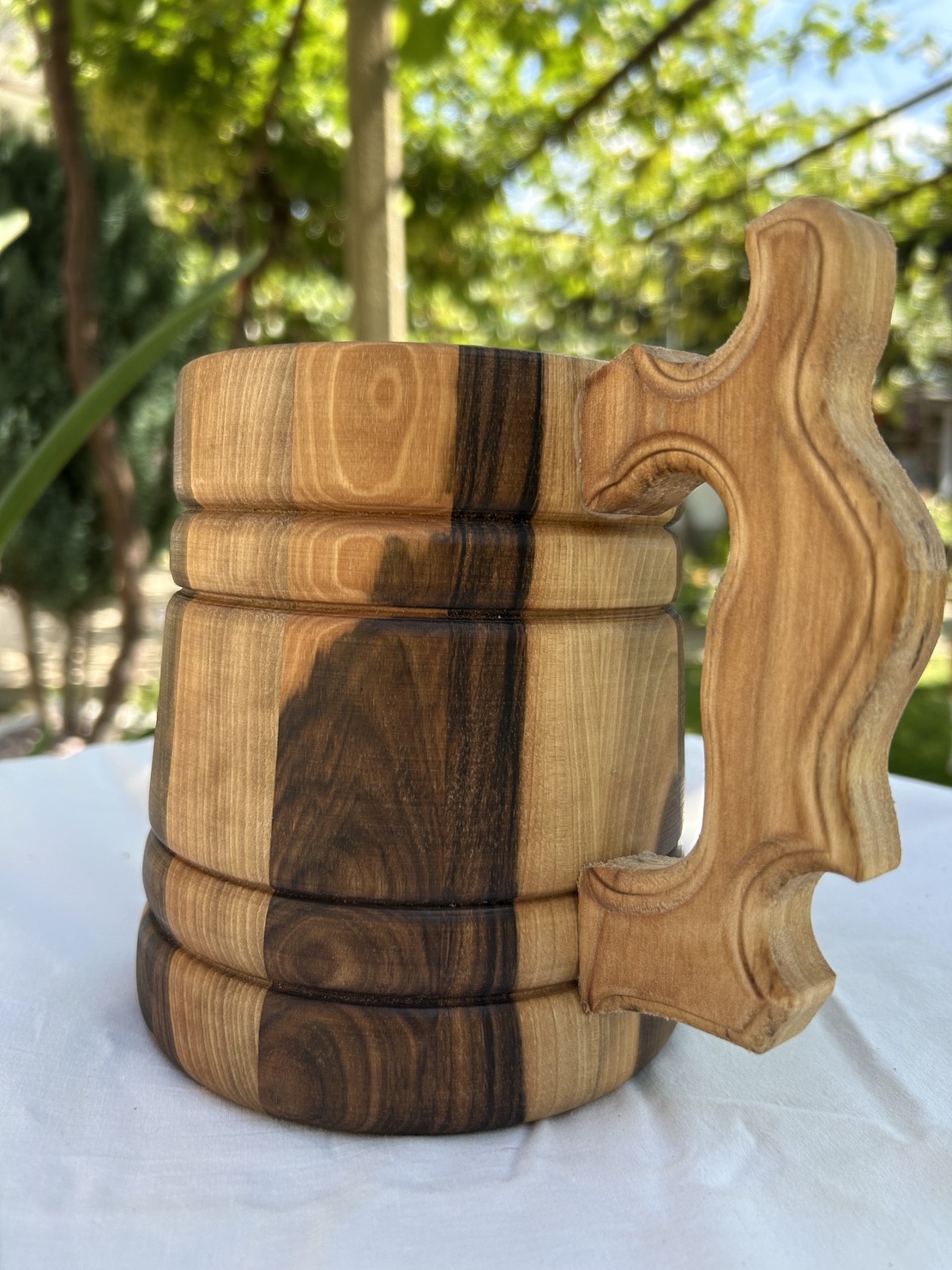 Голяма дървена халба за бира