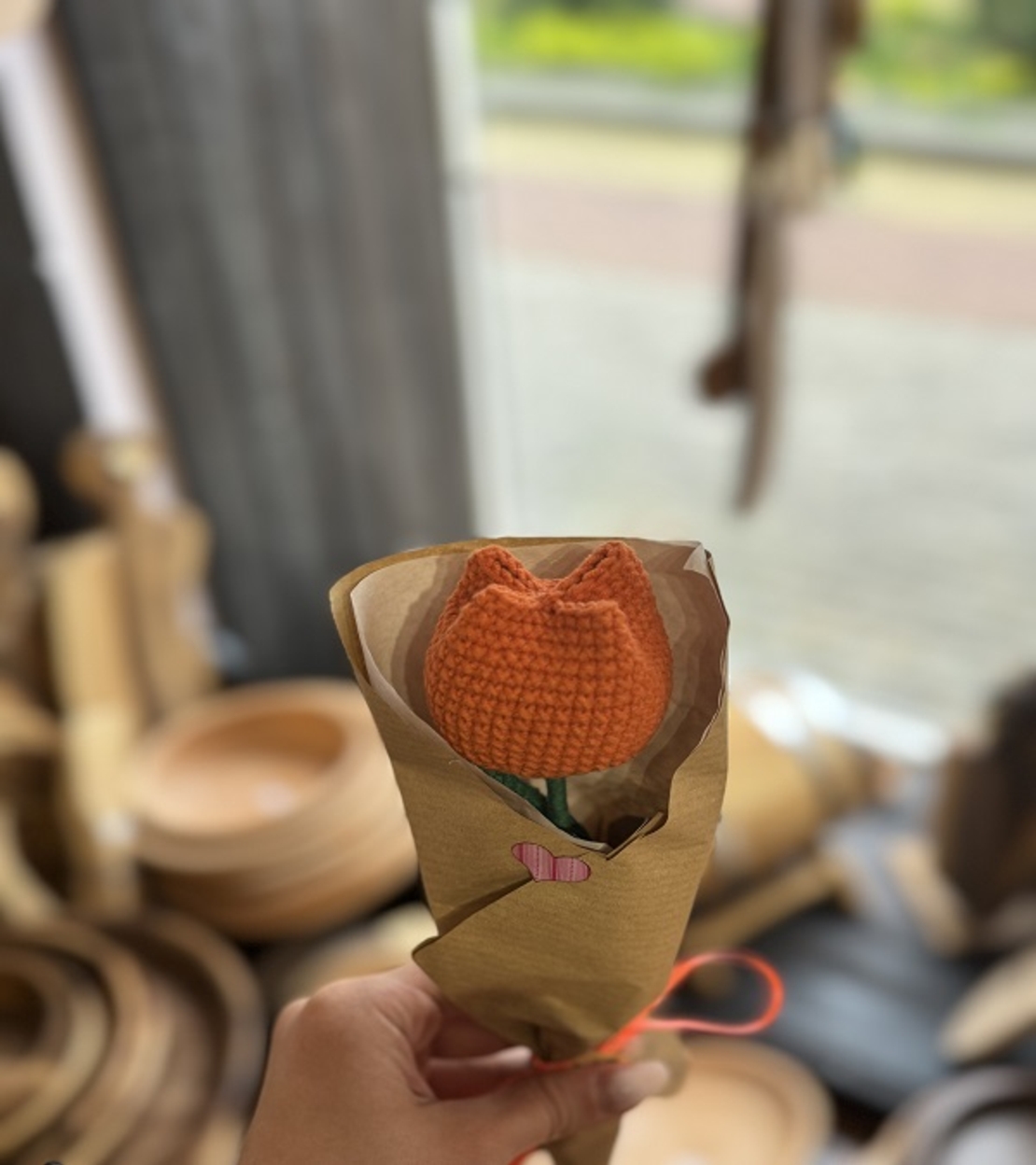 Ръчно плетено лале в малка декоративна опаковка – Избор от 7 цвята