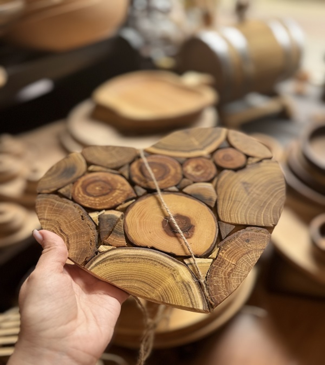 Подложка с дървена мозайка за сервиране-сърце