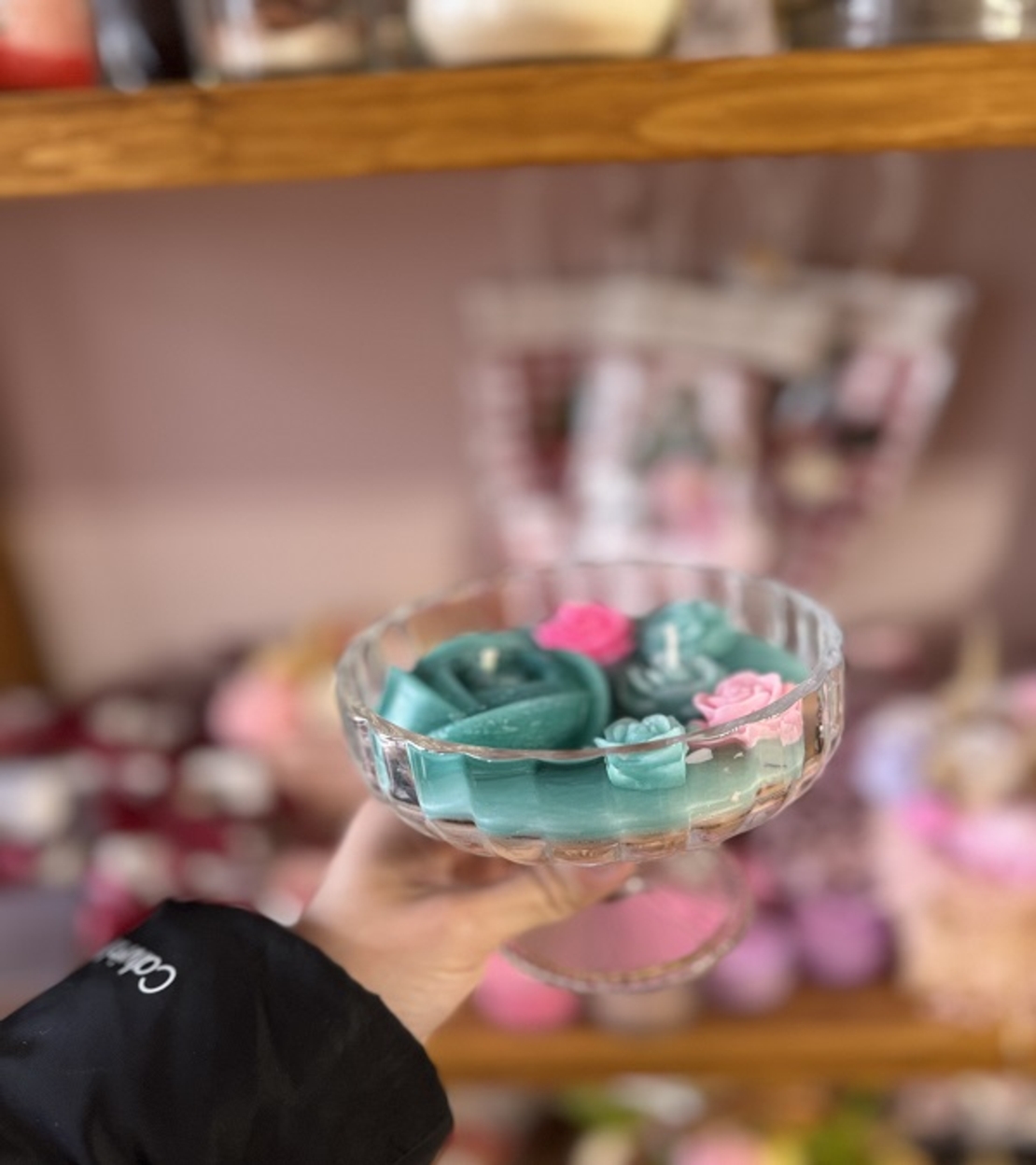 Луксозна ръчна свещ „Цветна хармония“ в стъклена купичка на столче