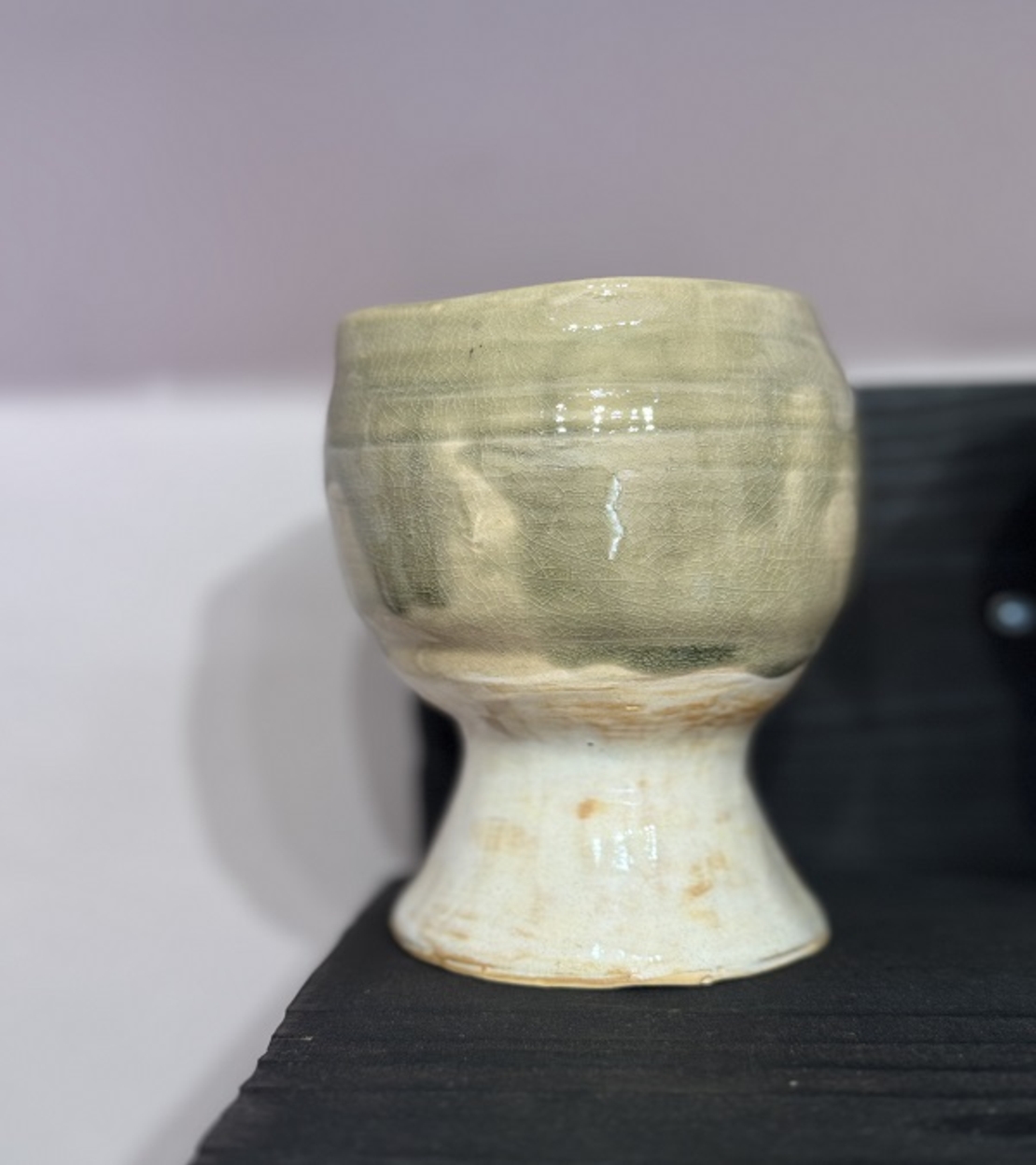 Авторска керамична чаша на столче – Ръчна изработка от Емилия Милчева (Уникат)