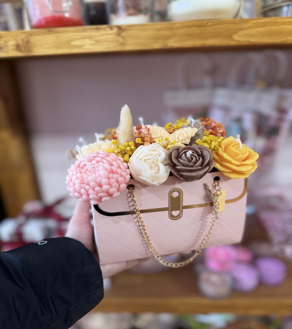 Аранжиран букет от ароматни свещи – „Розова мечта“ (Кутия-чанта в пастелни тонове)