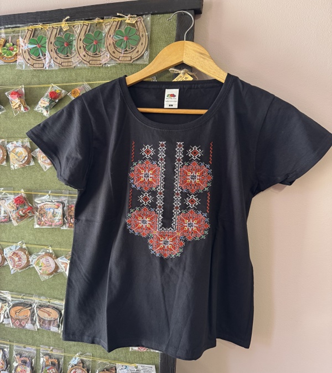 Черна дамска тениска с богата цветна бродерия „Огнена шевица“