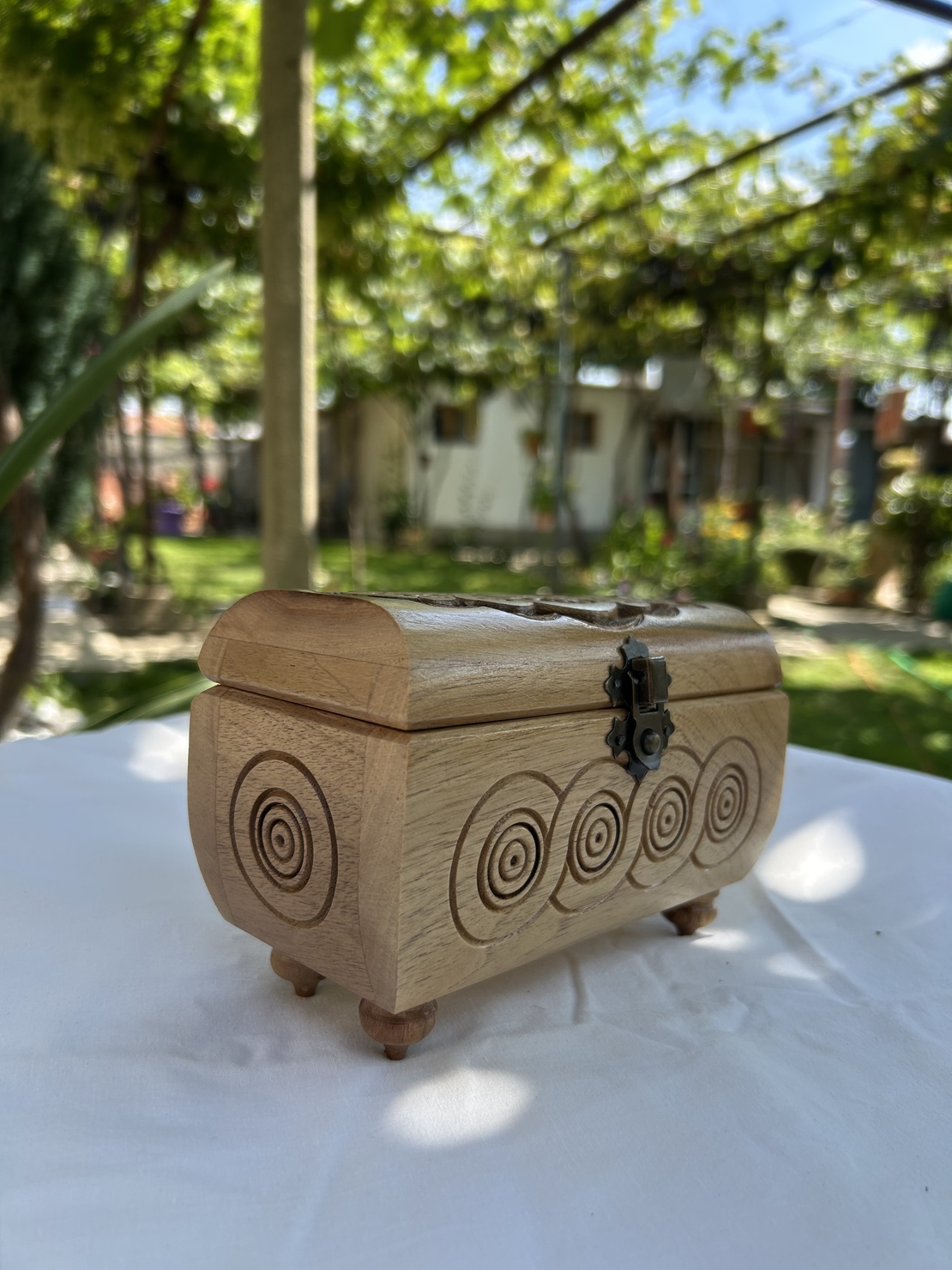 Малка, но стилна – дървена кутия за бижута с елегантен дизайн