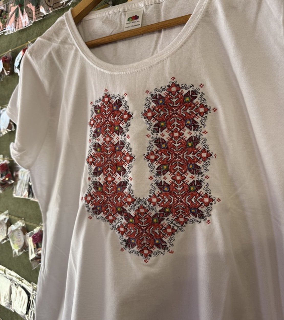 Дамска памучна тениска с богата U-образна бродерия „Фолклорно изкуство“